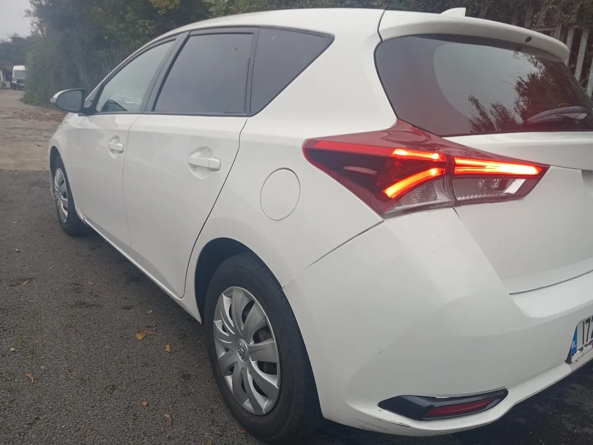 2017 Toyota Auris Van - Image 3