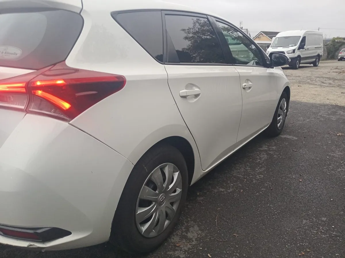 2017 Toyota Auris Van - Image 4