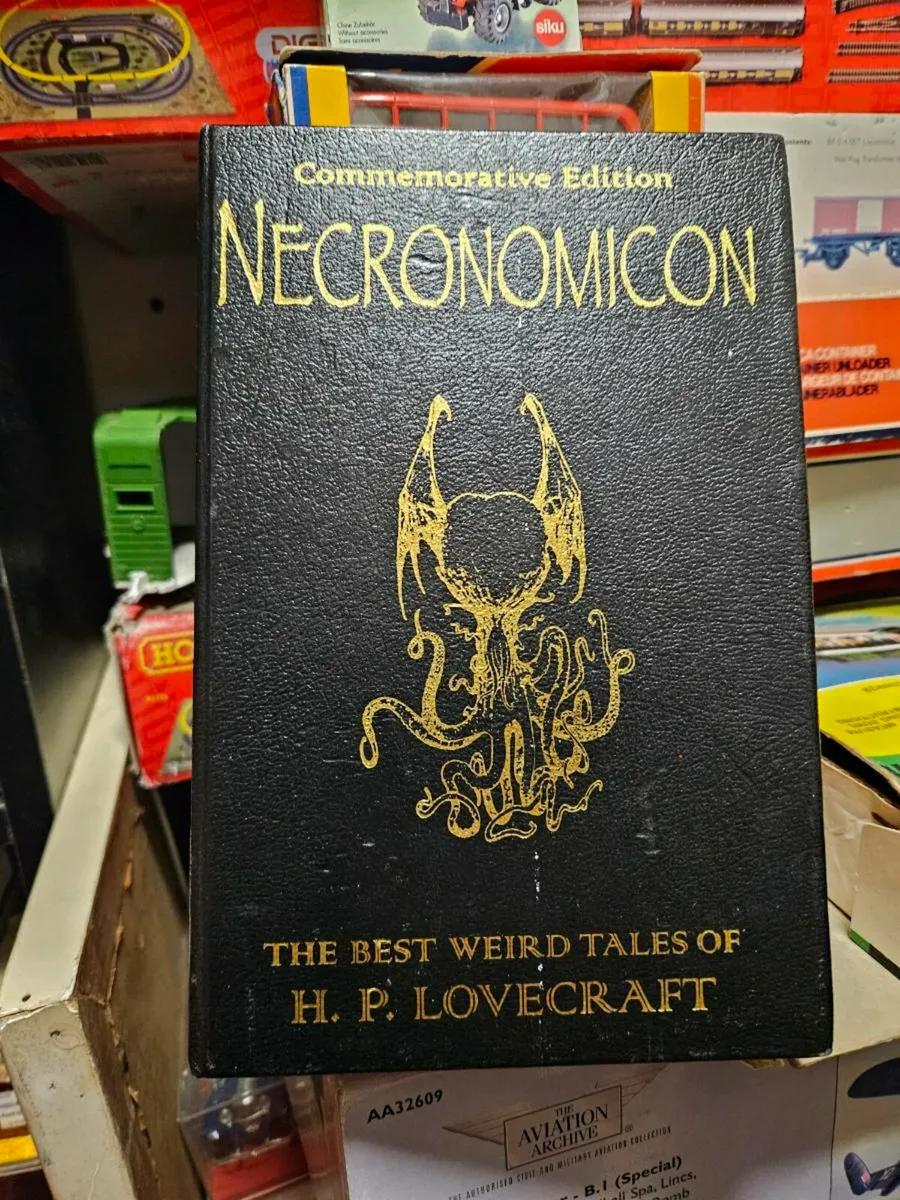 Book The Weird Tales of H P Lovecraft - Image 1