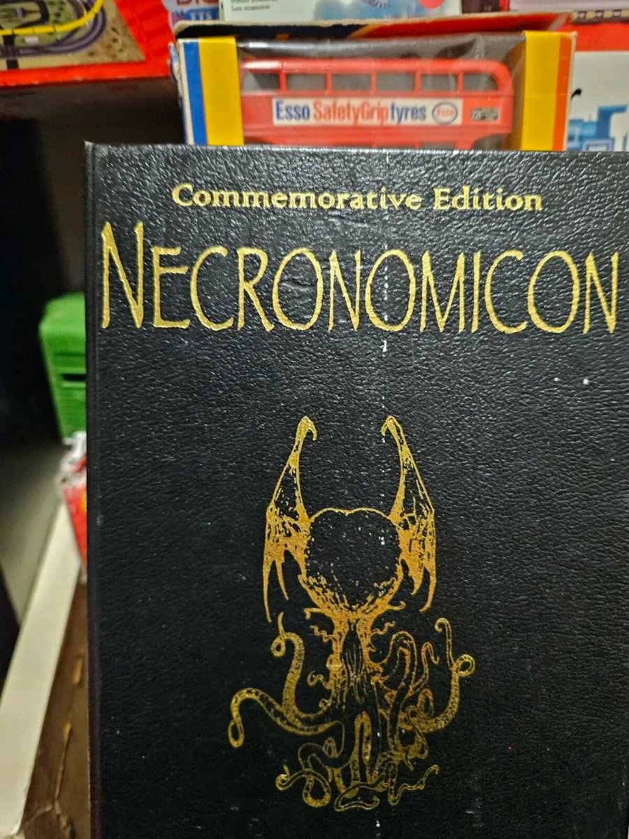 Book The Weird Tales of H P Lovecraft - Image 2