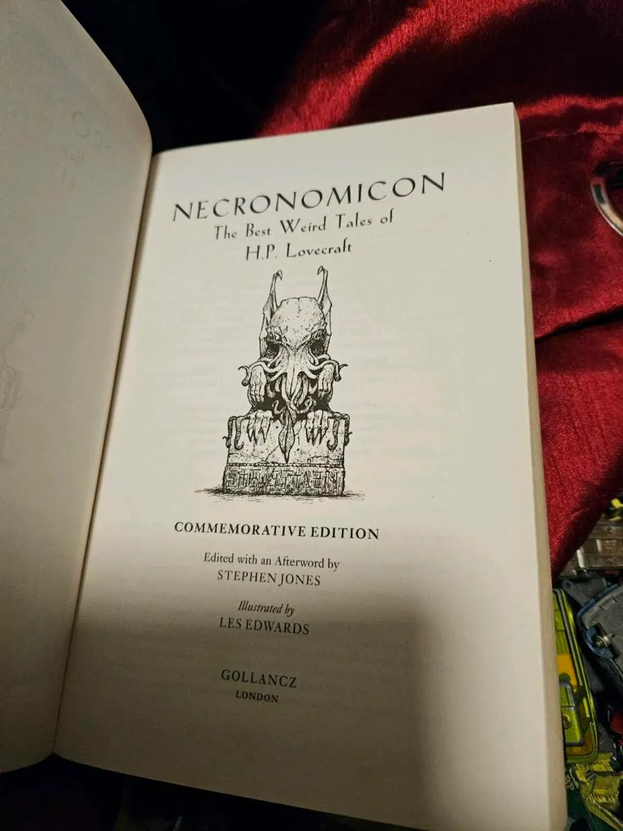 Book The Weird Tales of H P Lovecraft - Image 4