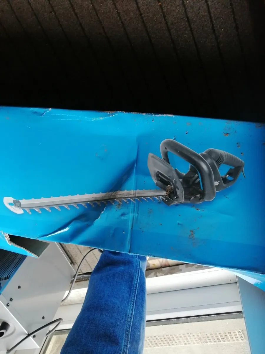 Hedge trimmers - Image 1