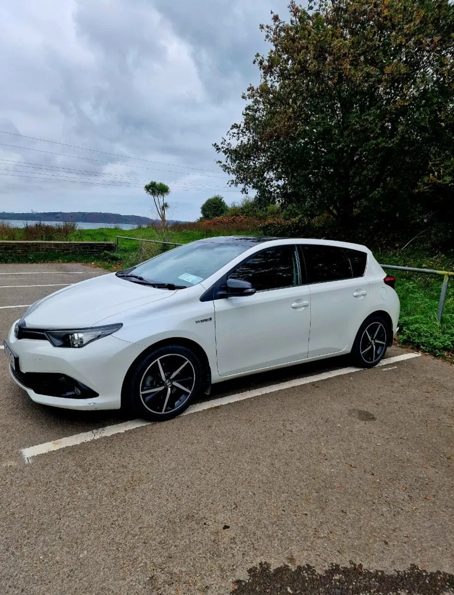 Toyota Auris Hybrid - Image 1