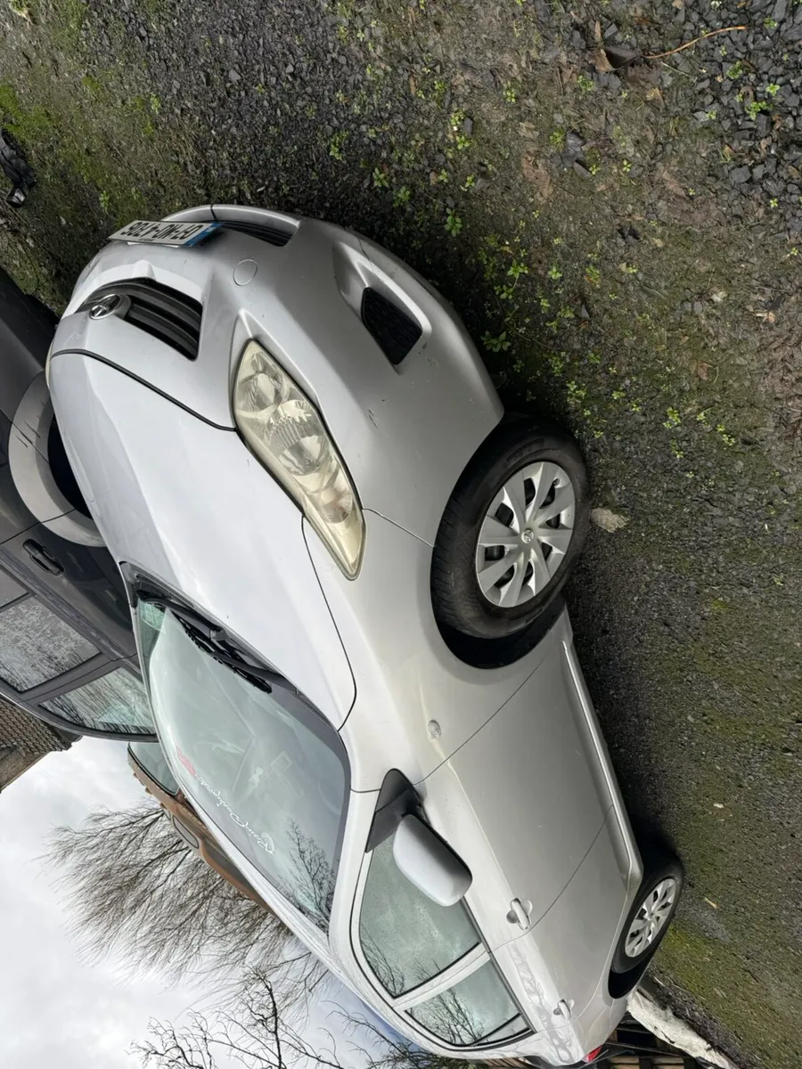 Toyota corolla saloon - Image 2