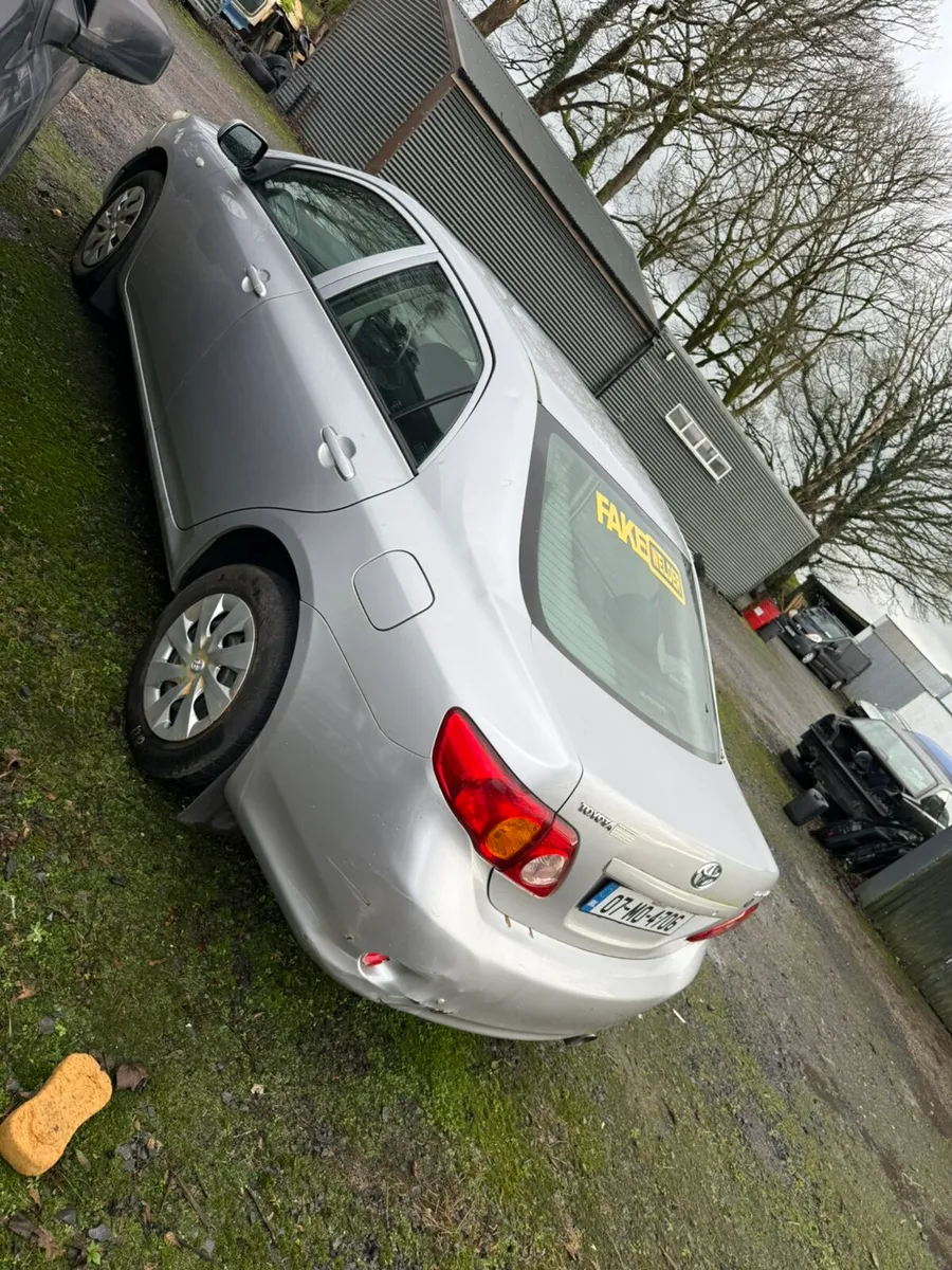 Toyota corolla saloon - Image 3