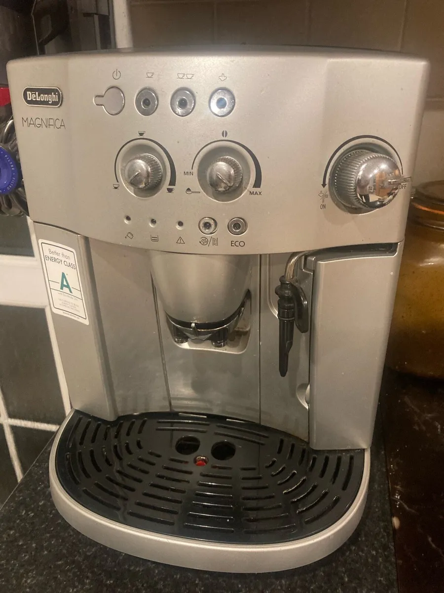 Delonghi magnifica coffee machine