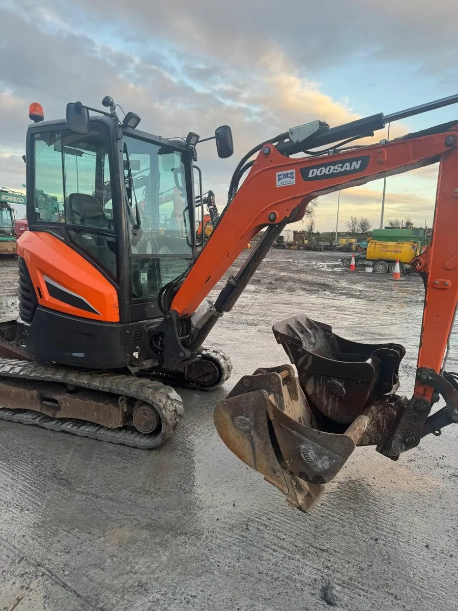 Doosan DX272 Track Machine - Image 1