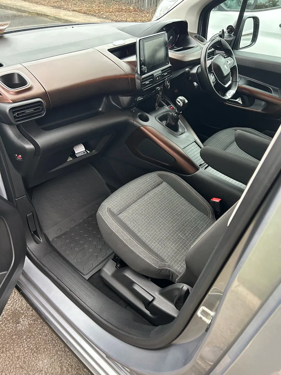 Peugeot Riffter GT 130 Taxi for Rent - Dublin - Image 4