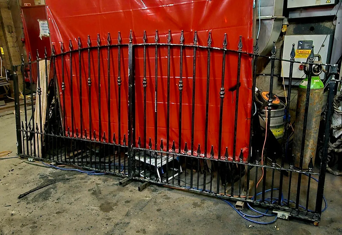 Solid Double Gate - Image 1