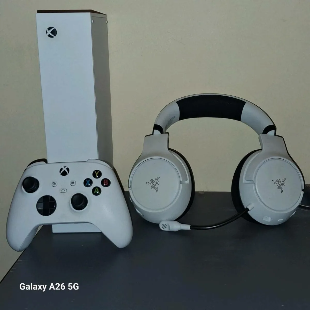 Xbox Series S, controller and Razor Kaira headset
