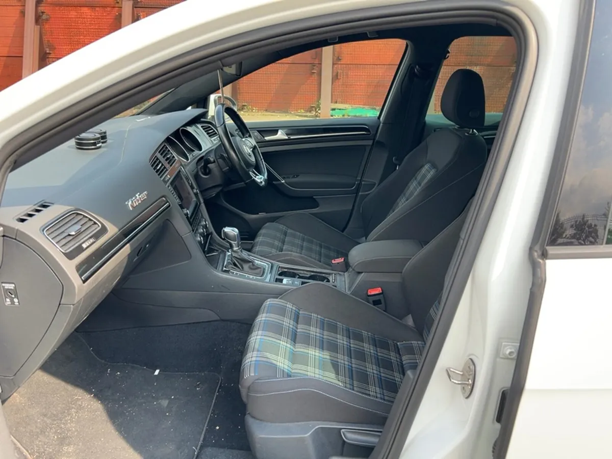Volkswagen Golf GTE 1.4 PETROL/ PLUG IN HYBRID 5DR - Image 3