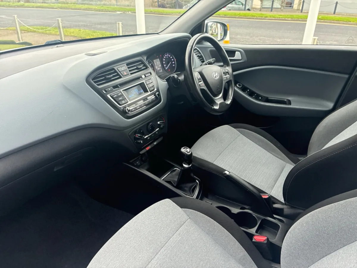 Hyundai i20 DELUXE 5DR - Image 3