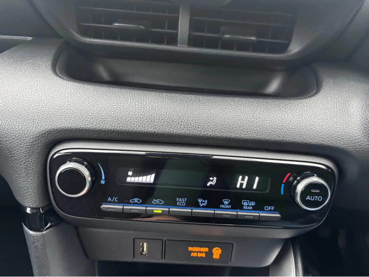 Toyota Yaris 1.5 HYBRID LUNA 4DR AUTO - Image 2
