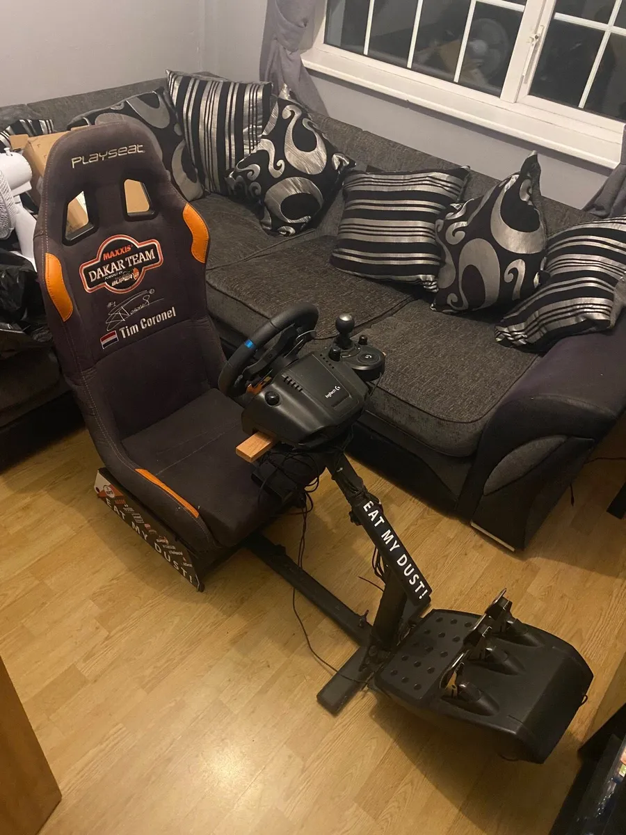 Gaming seat with steering wheel, pedals and gears - Image 1