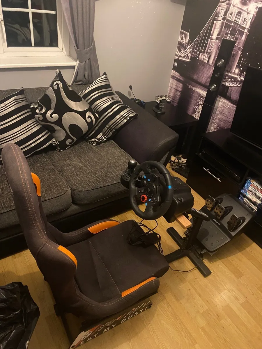 Gaming seat with steering wheel, pedals and gears - Image 2