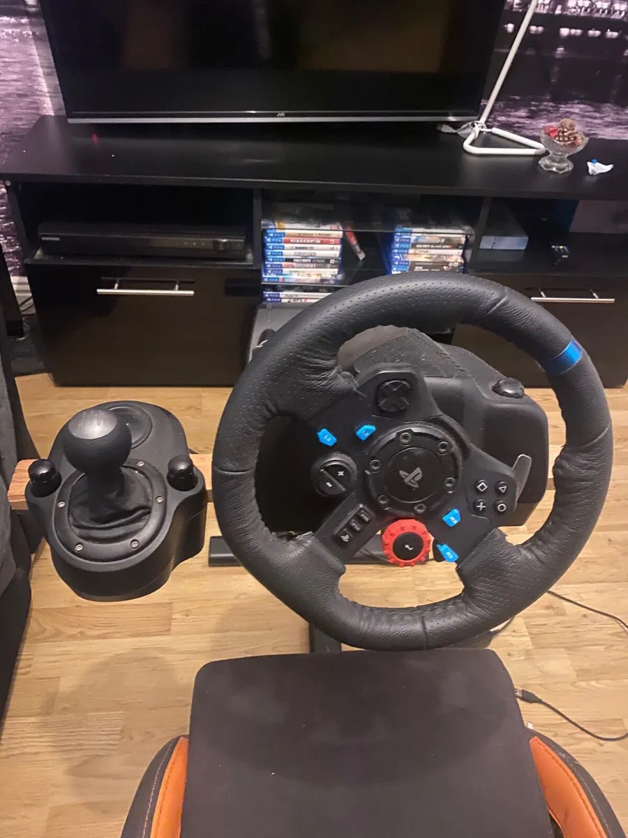 Gaming seat with steering wheel, pedals and gears - Image 3