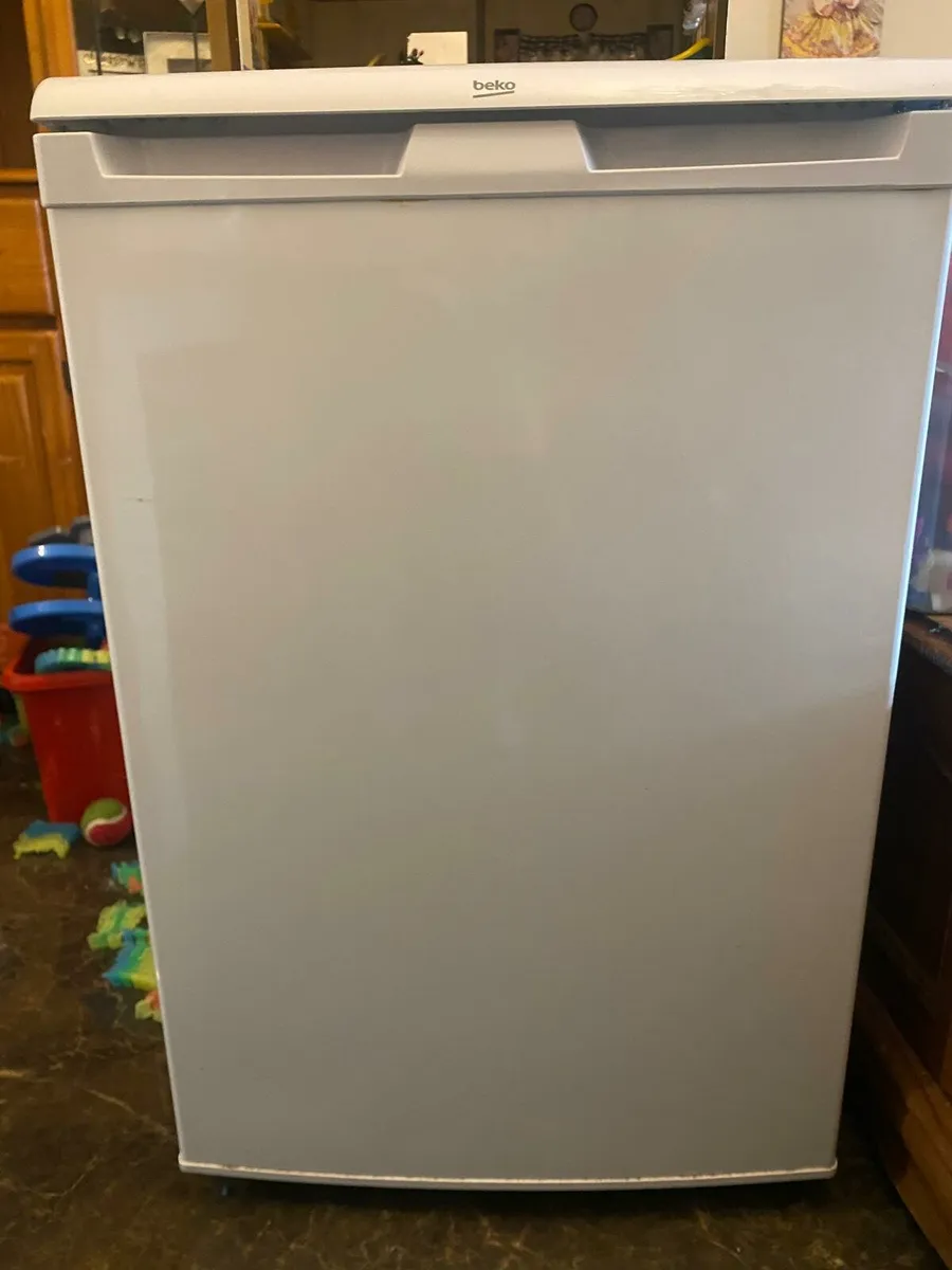 Small beko fridge freezer - Image 1