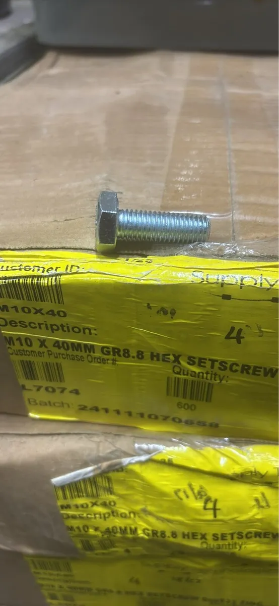 M10 x 40mm bolts - Image 1