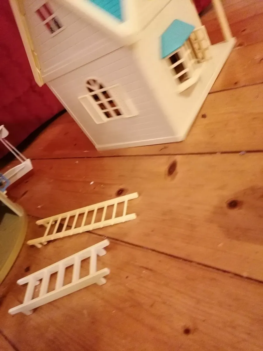 Sylvanian Cottage and Furniture & two Sylvanians - Image 3