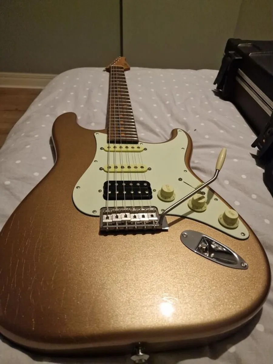 suhr classic s Vintage firemist gold limited edition as new - Image 3