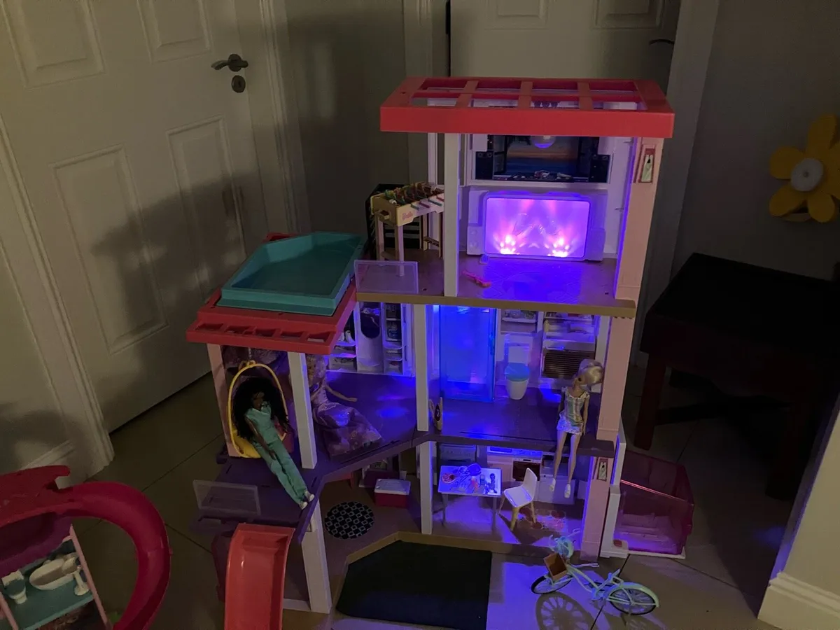 Barbie Dream House and Chelsea’s pop up pad - Image 2
