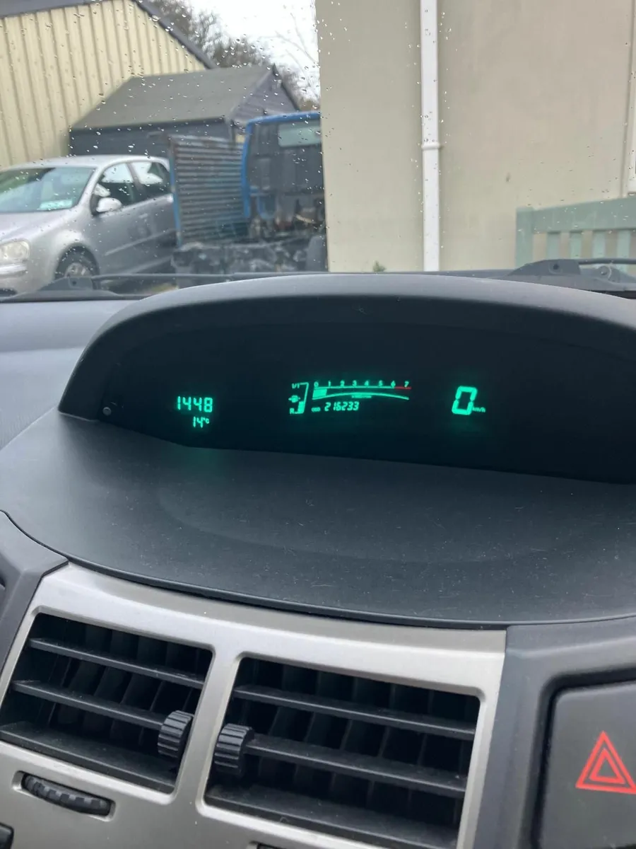 Toyota Yaris 2011 - Image 3