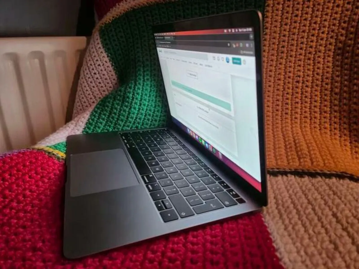 Apple MacBook Air 2018 | 13.3" | i5 | 8 GB | 128 G - Image 3