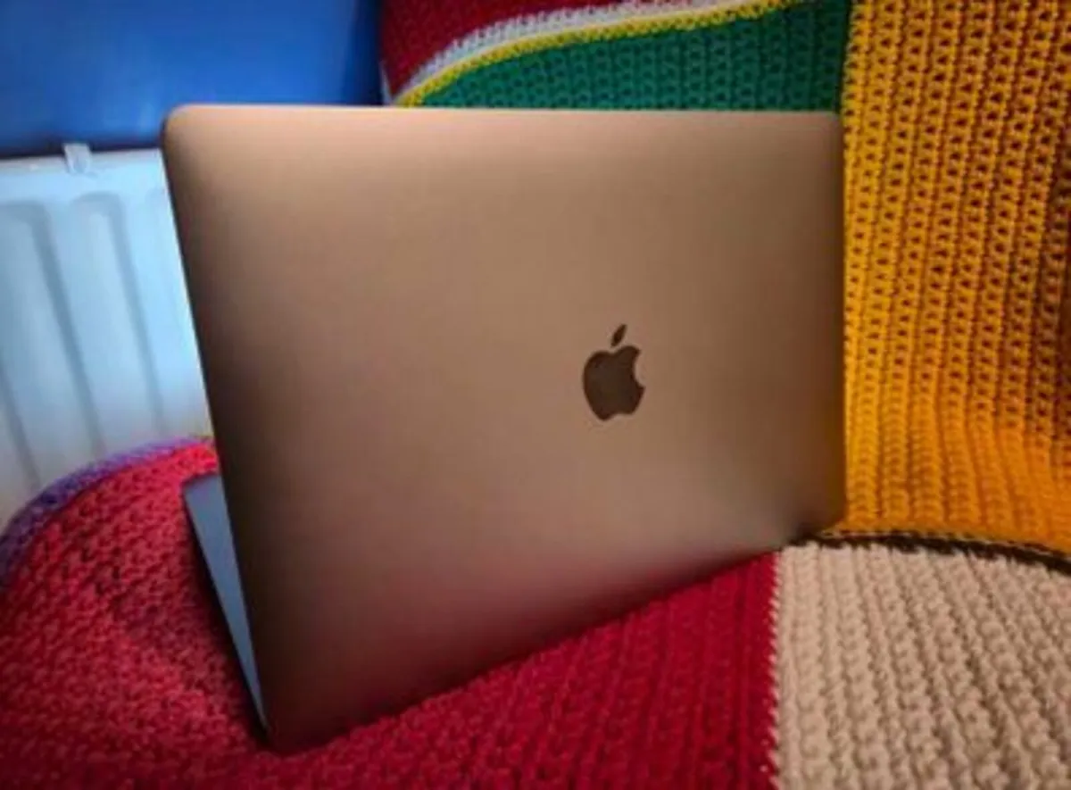 Apple MacBook Air 2018 | 13.3" | i5 | 8 GB | 128 G - Image 1