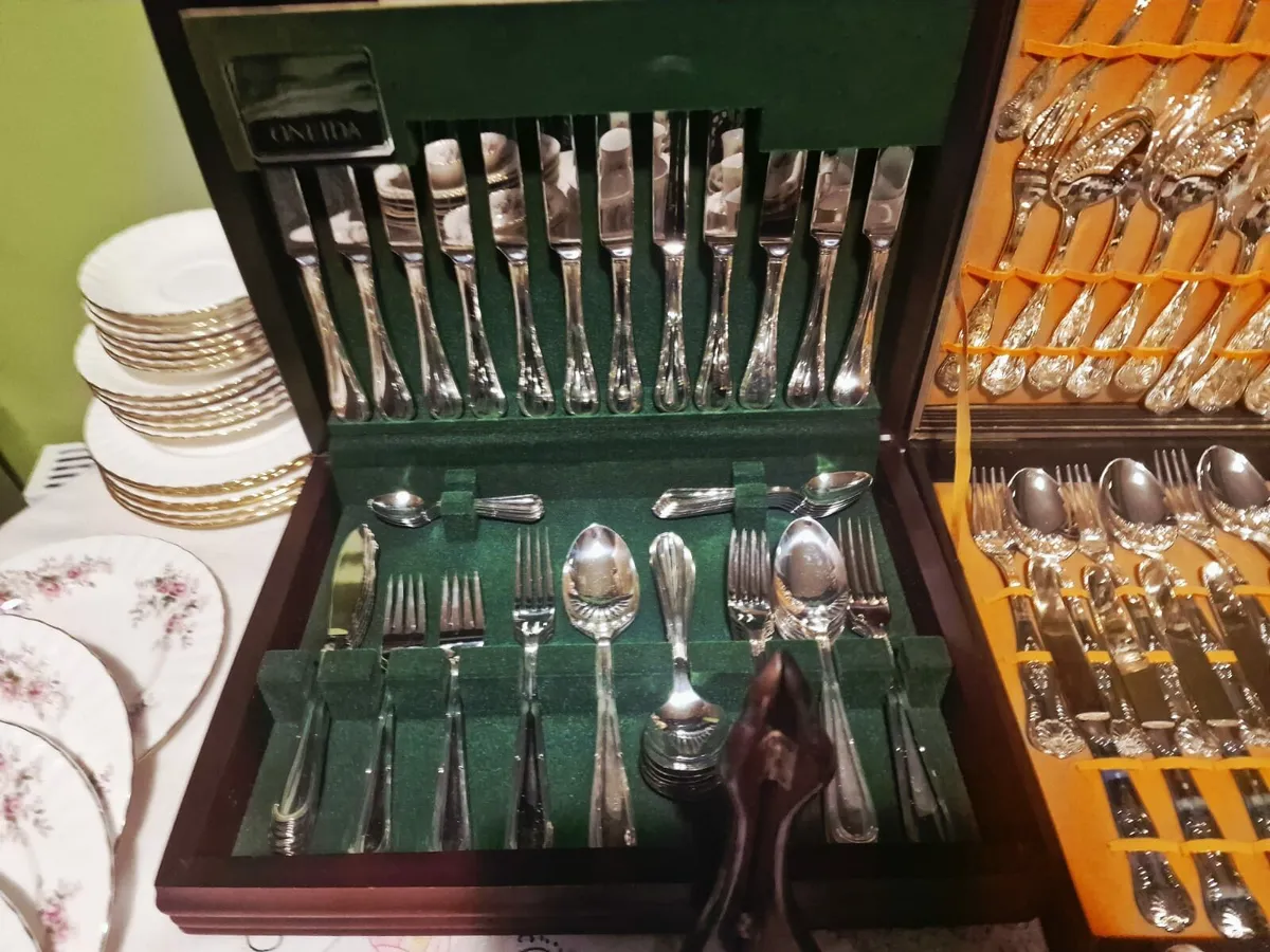 O Neida substantial canteen of cutlery - Image 1