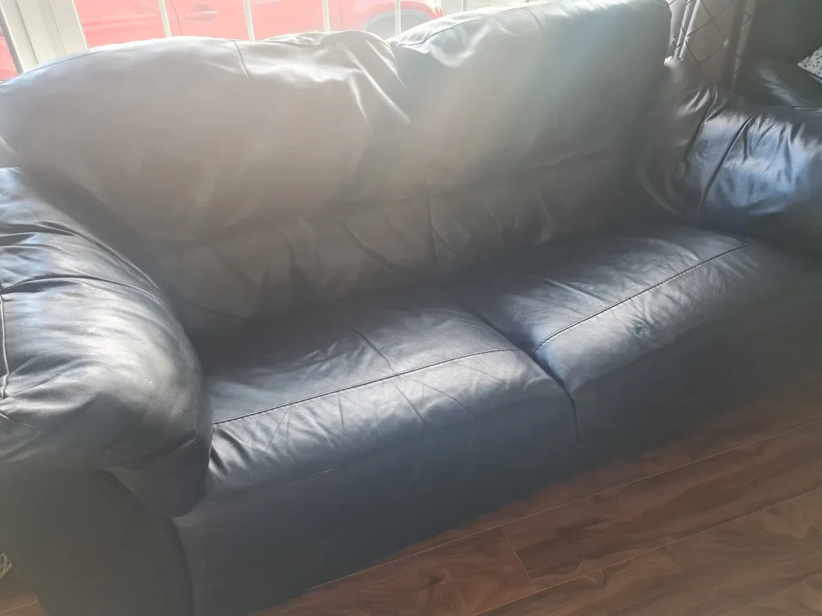 Black leather couch - Image 2