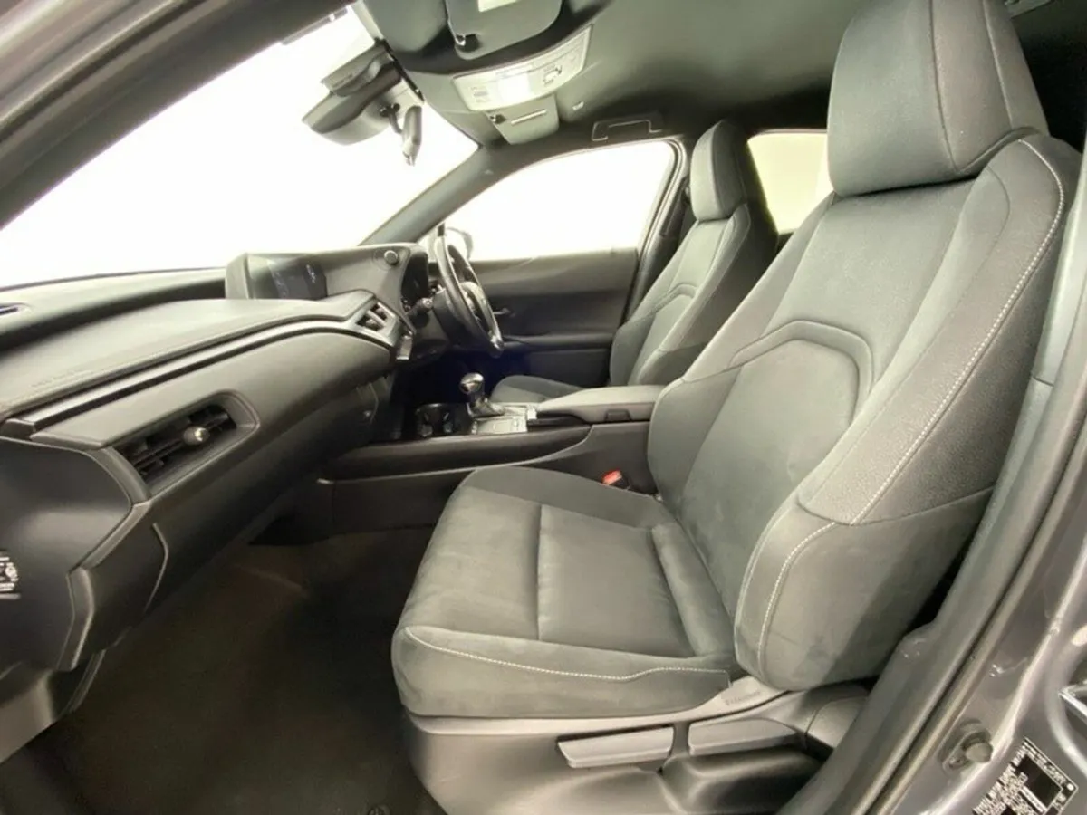 Lexus UX Dynamic - Image 2