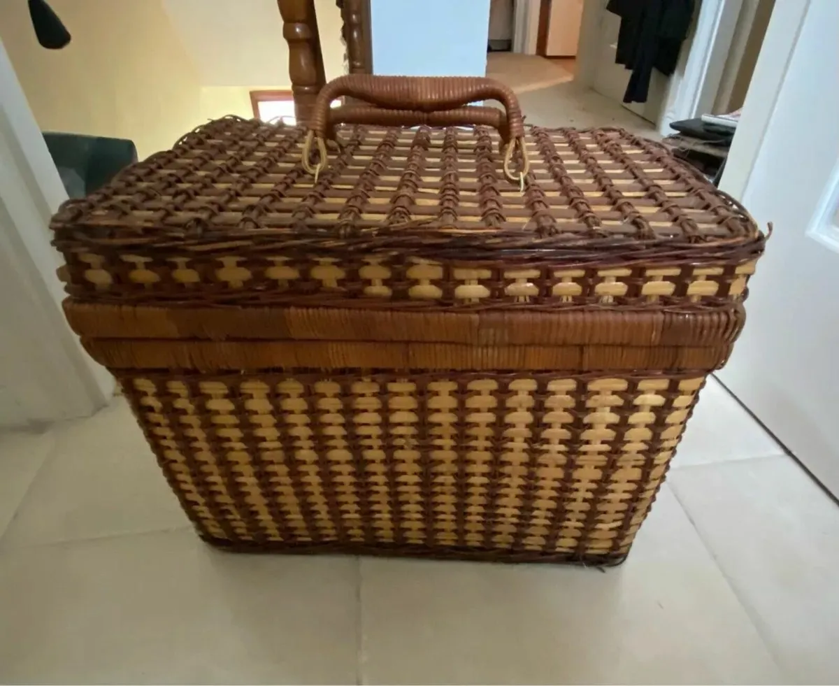 Large Wicker Picnic Basket with Handles and Strap - Image 3