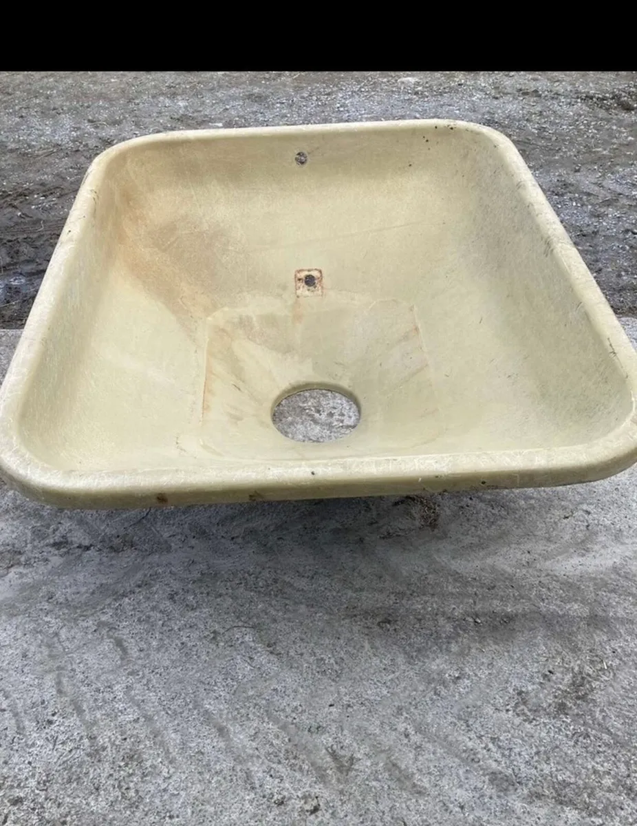 Abbey fertilizer hopper - Image 1