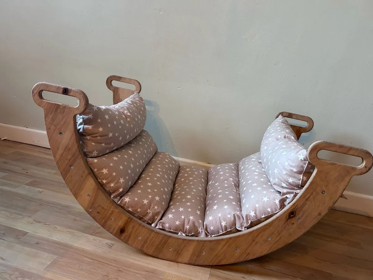 Climbing frame arch with net and cushion - Image 1