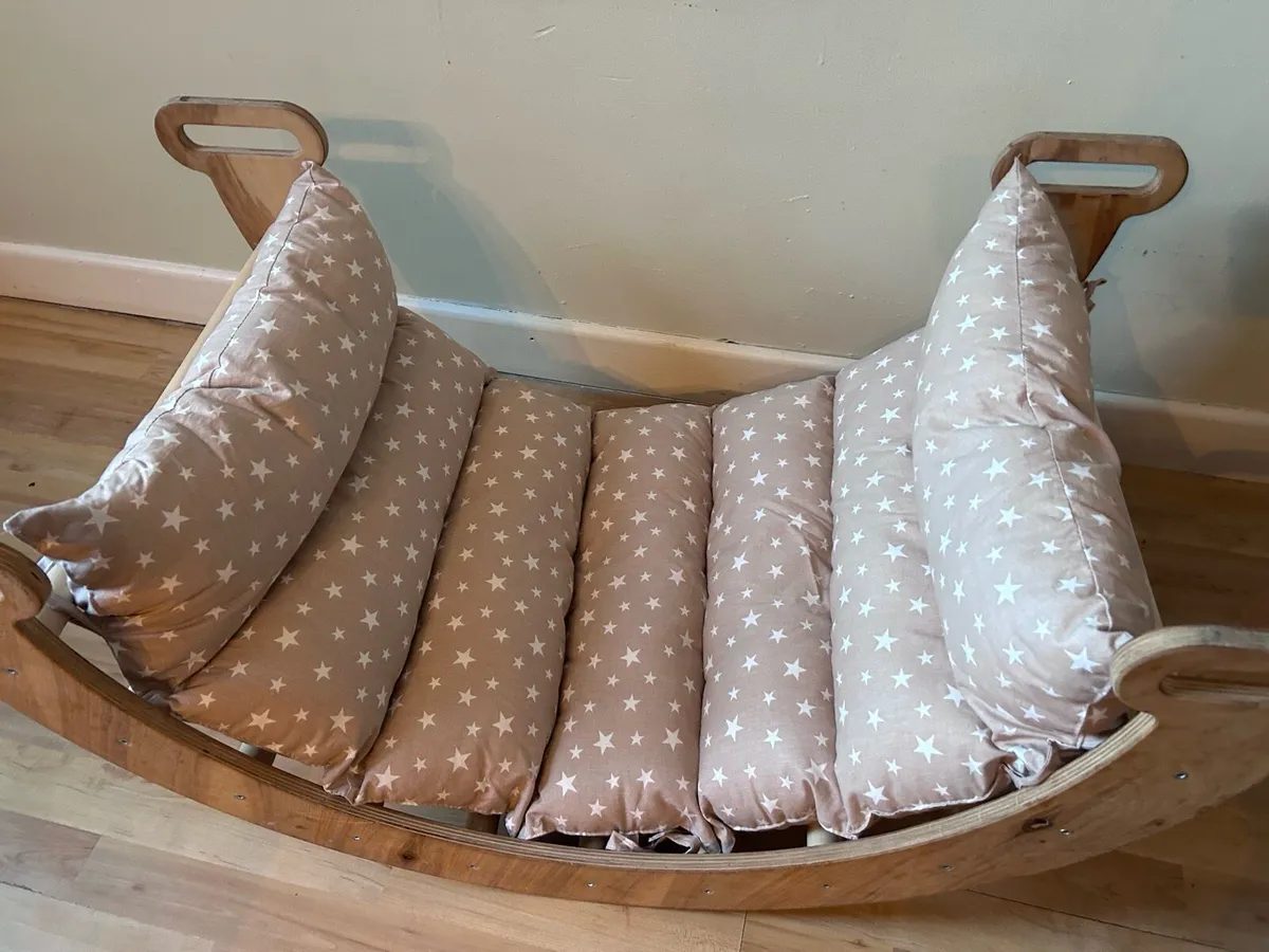 Climbing frame arch with net and cushion - Image 2