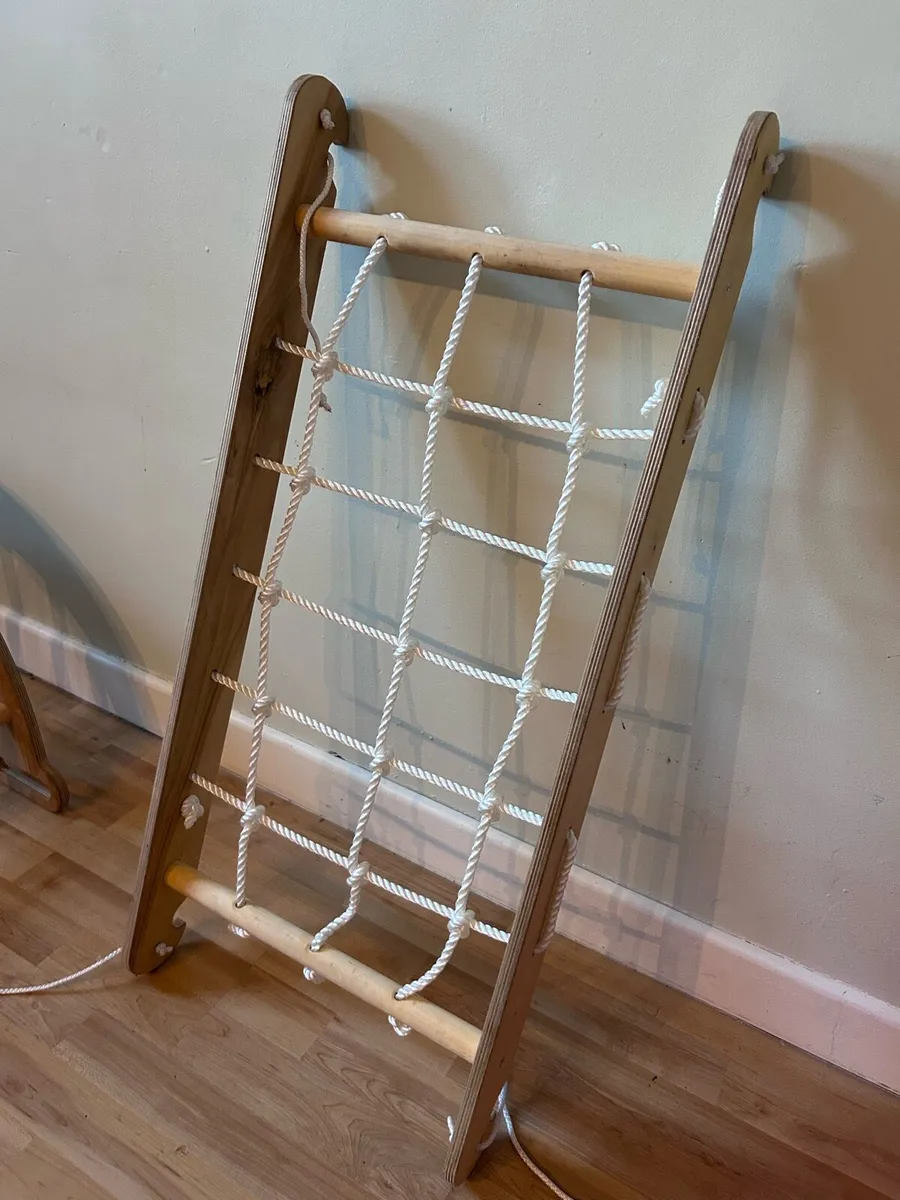 Climbing frame arch with net and cushion - Image 4