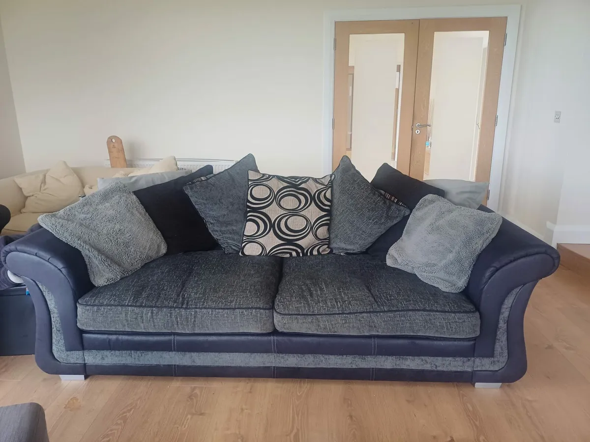 Large couch and two chairs - Image 1