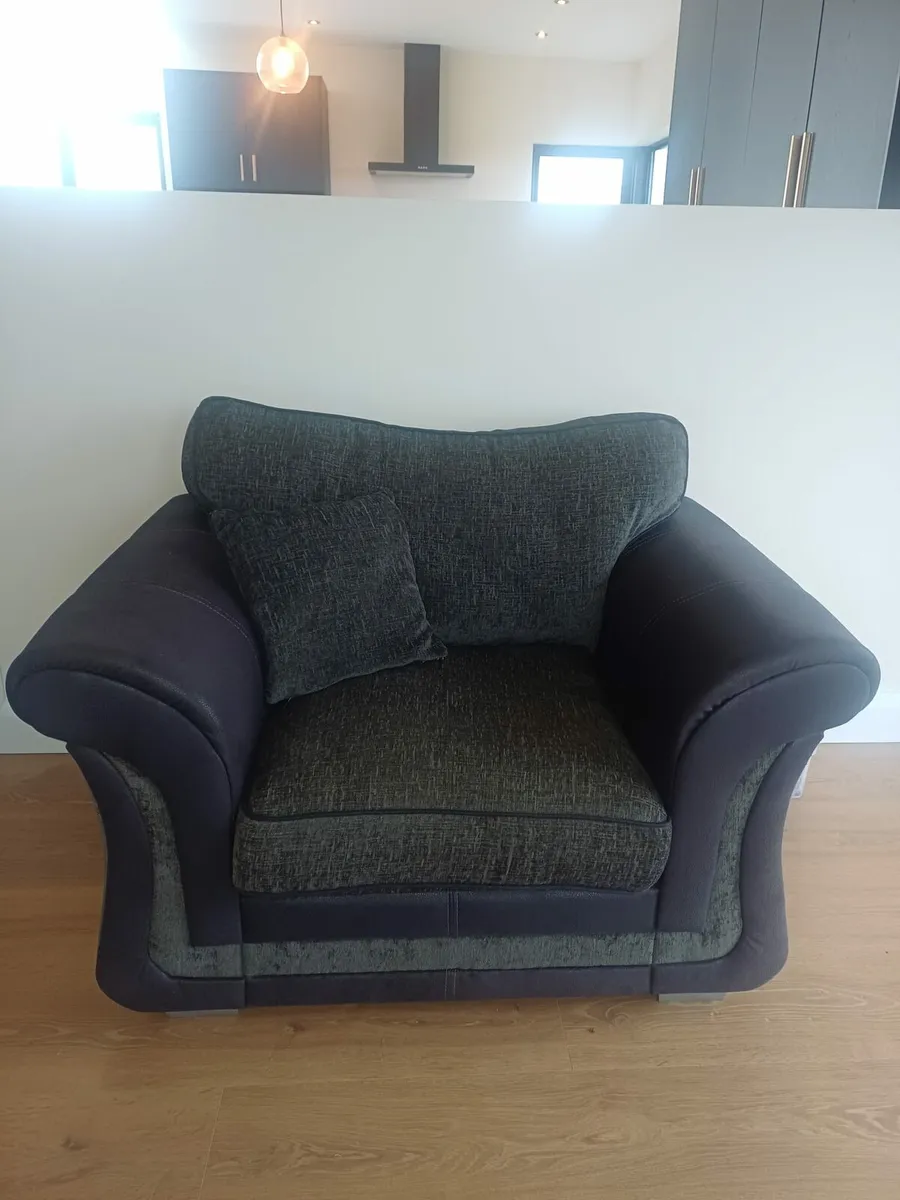 Large couch and two chairs - Image 2