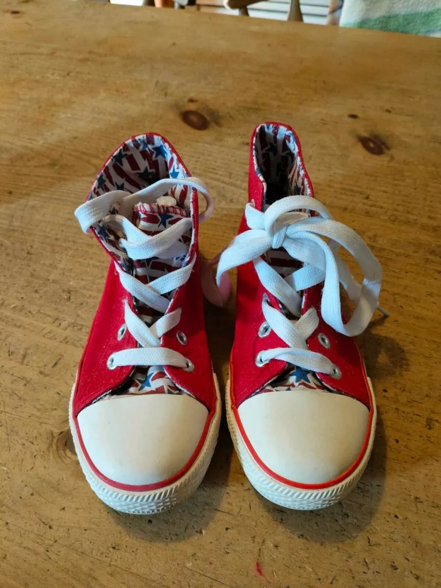 Youths high top trainers, great condition. Stars a - Image 1