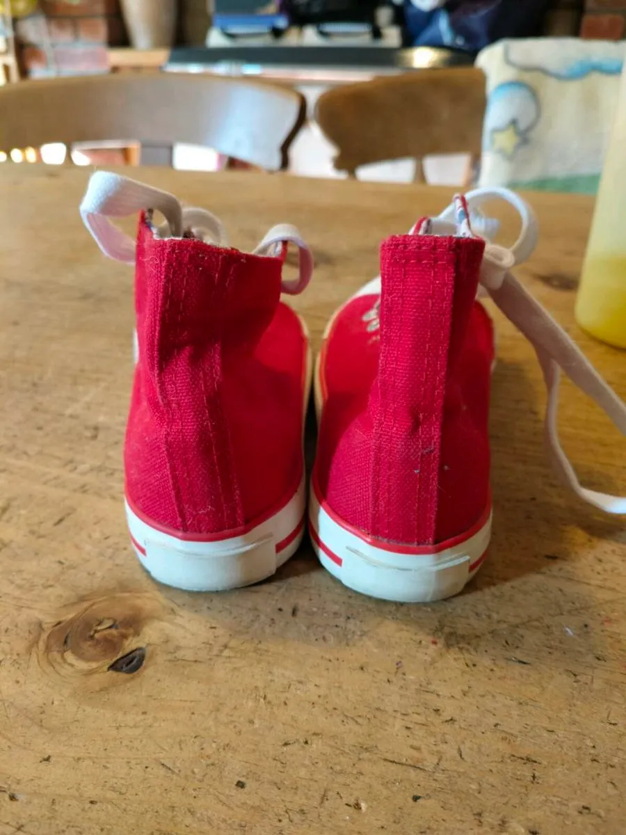 Youths high top trainers, great condition. Stars a - Image 4