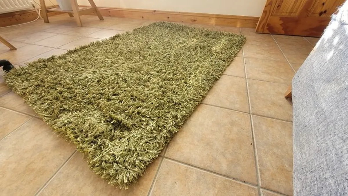 Thick grass rug made from recycled material - Image 1