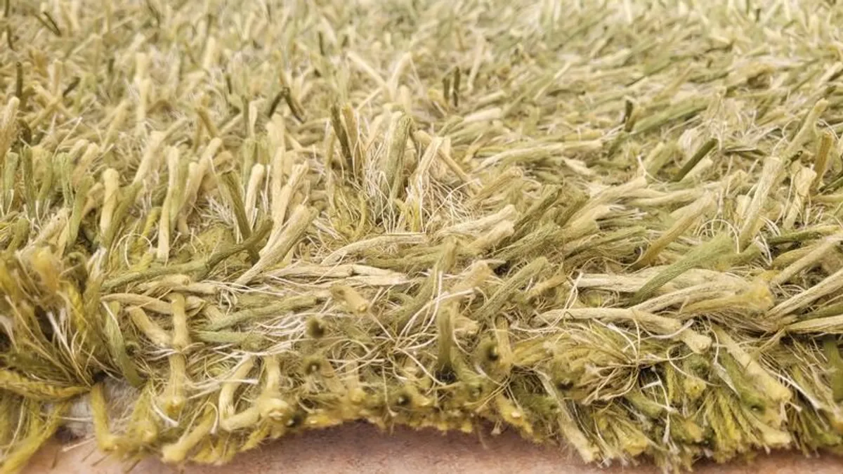 Thick grass rug made from recycled material - Image 2