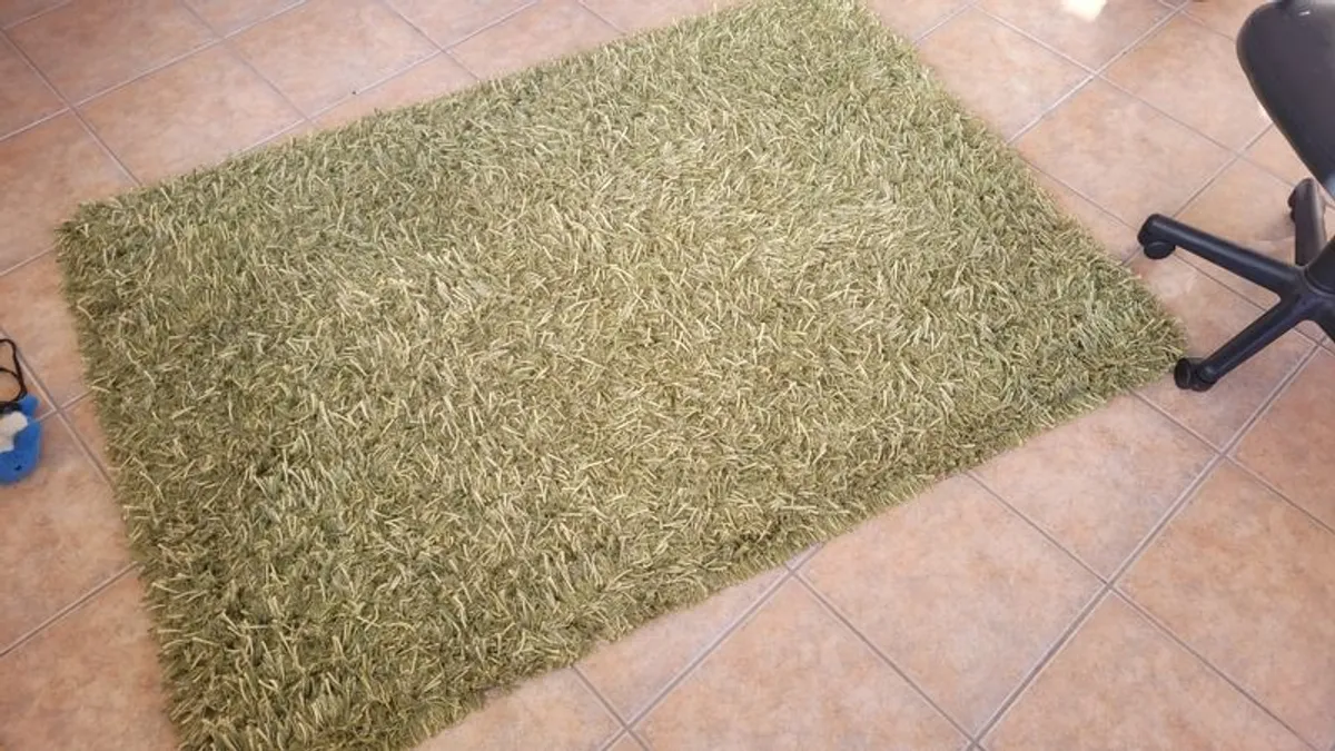 Thick grass rug made from recycled material - Image 3