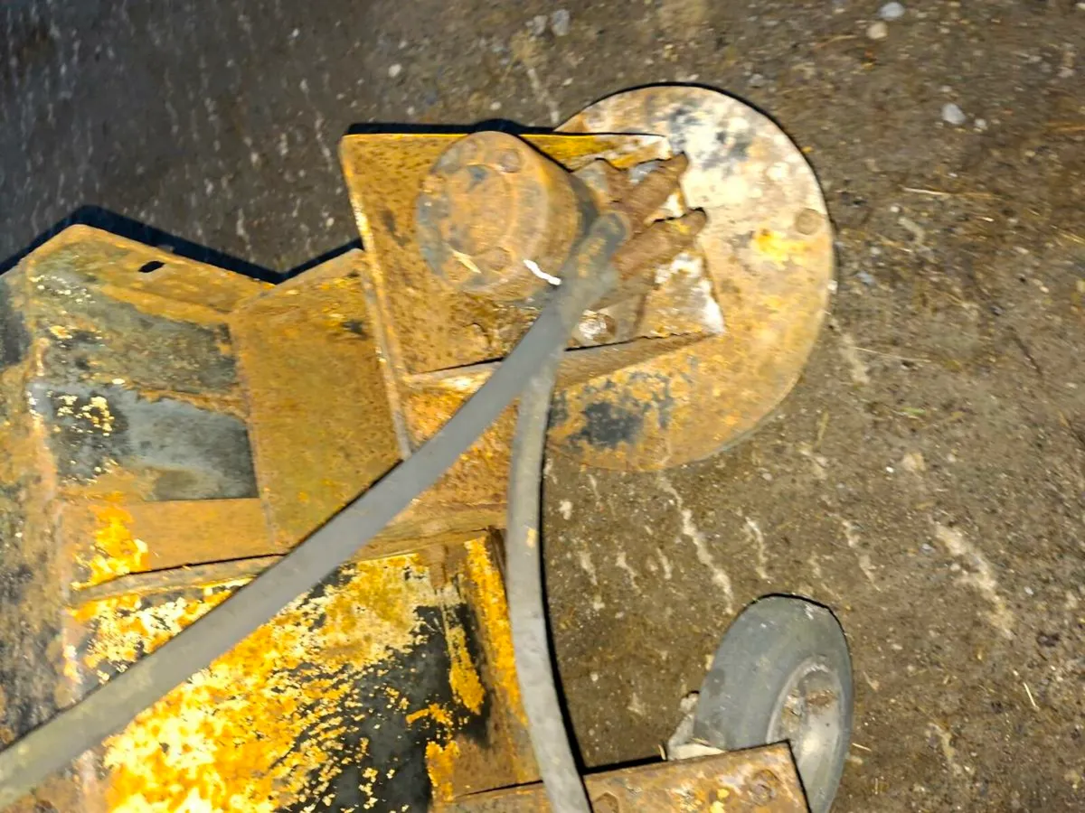 Road sweeper 3 point linkage or pallet forks - Image 4