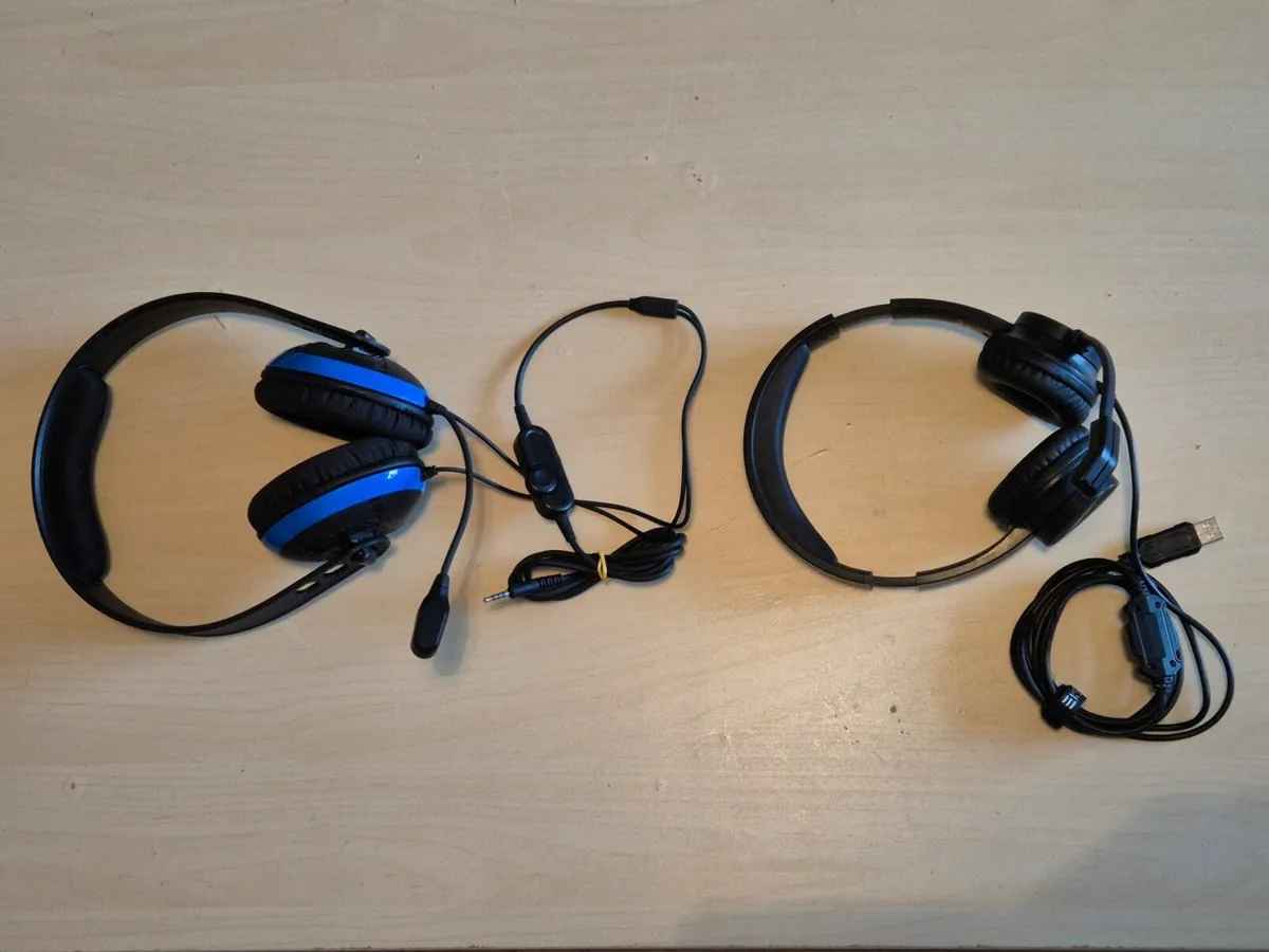 2x headphones - Image 1