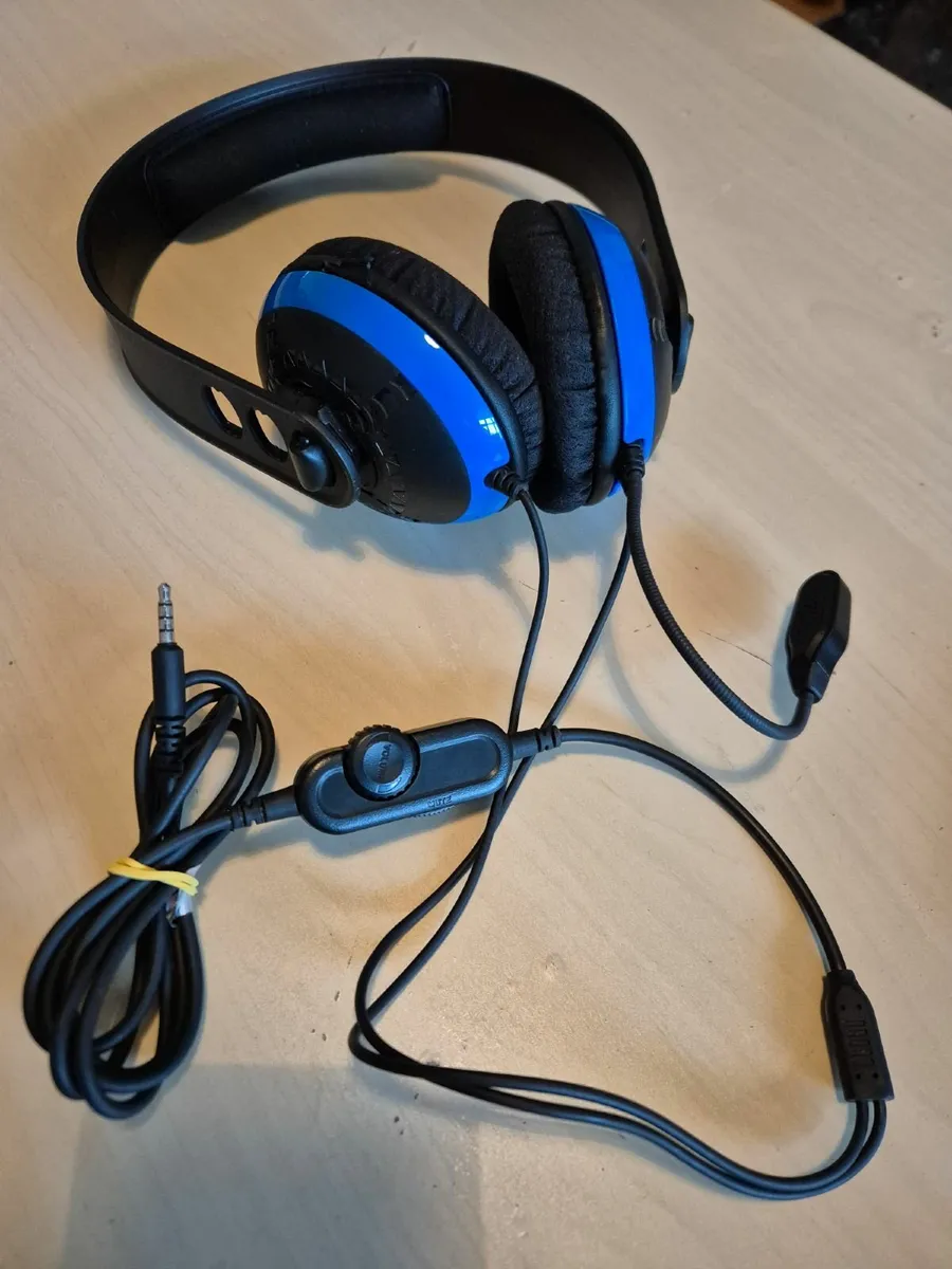 2x headphones - Image 3