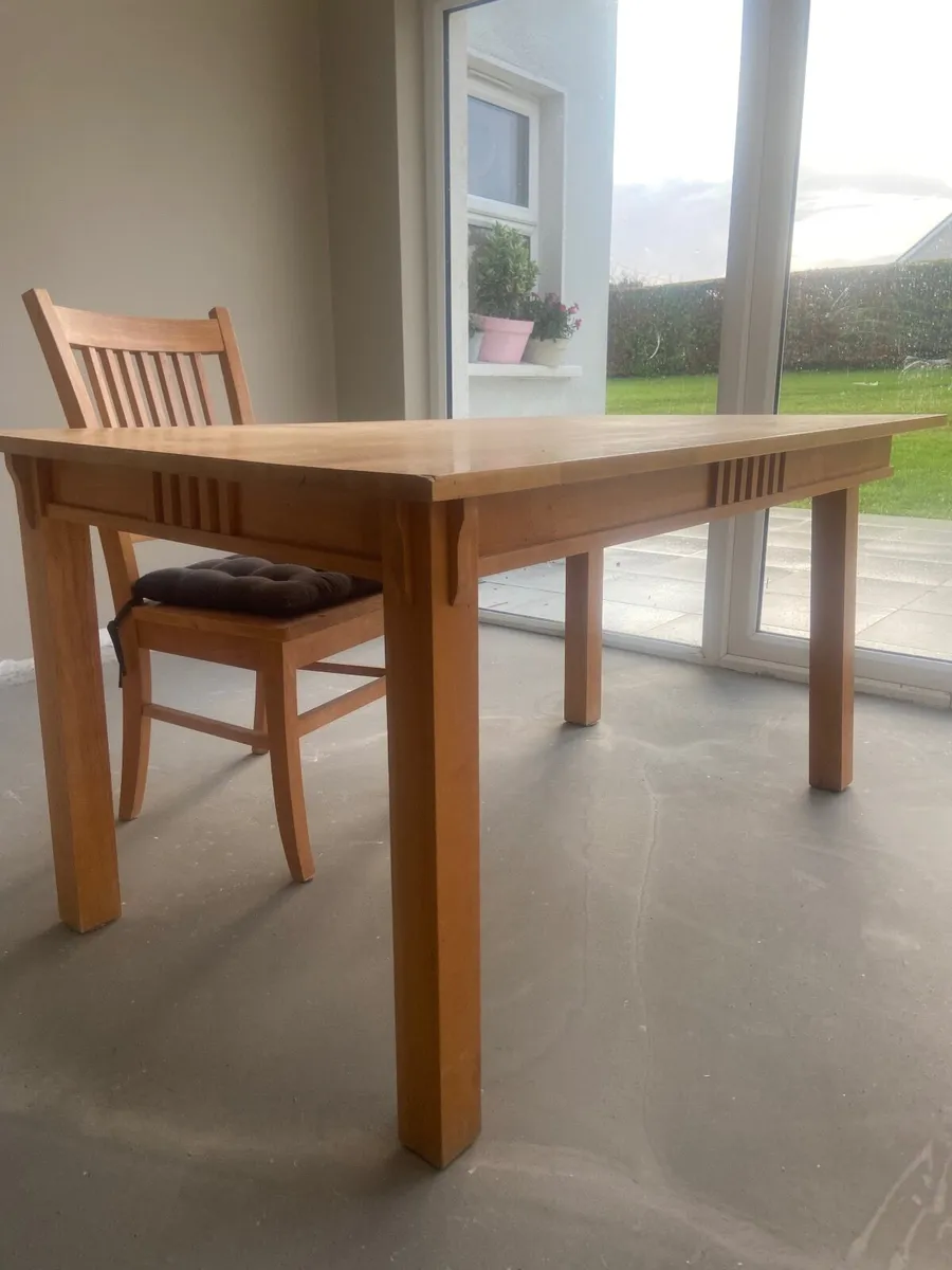 Table and 6 chairs - Image 1