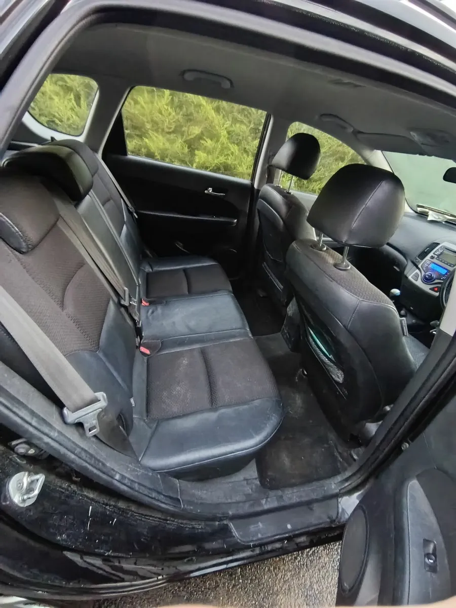Hyundai i30 2010 - Image 2