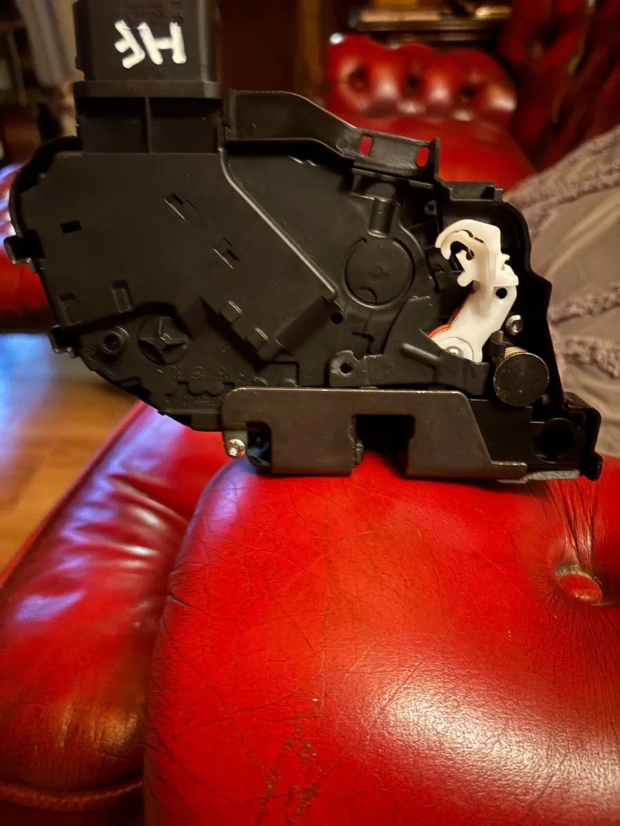 Volvo door lock right side new - Image 2