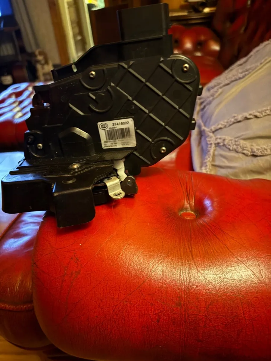 Volvo door lock right side new - Image 3